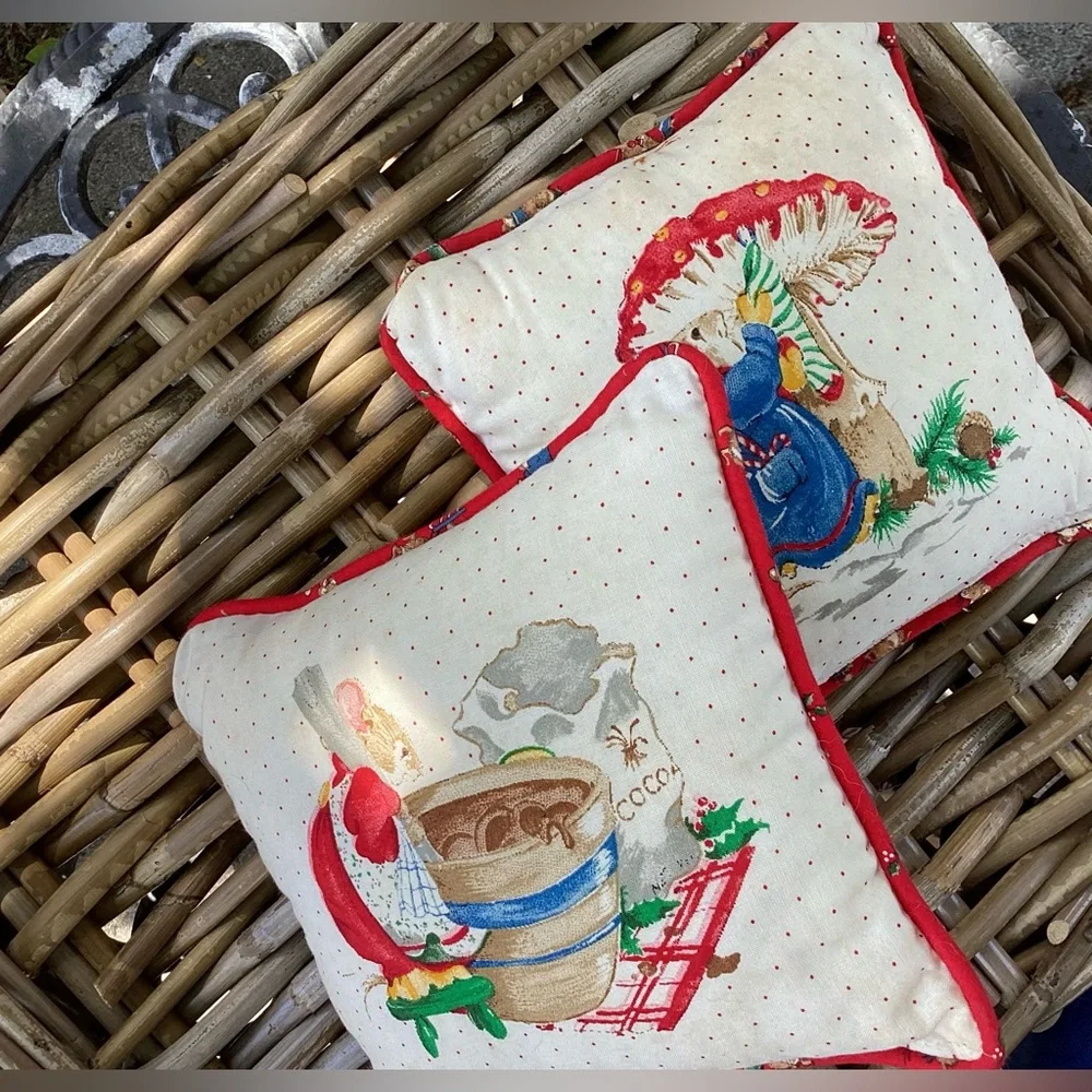 Cranston Mistletoe Mice Christmas Small Decorative Cottage-core Pillow Set (2)